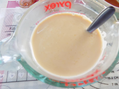 Lược hỗn hợp qua rây để loại bỏ các lợn cợn. Sau đó rớt hỗn hợp trứng sữa vào các khuôn bánh flan đã có sẵn caramel lúc đầu.