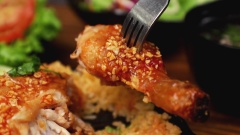 Cơm Gà Xối Mỡ Sốt Mắm Tỏi