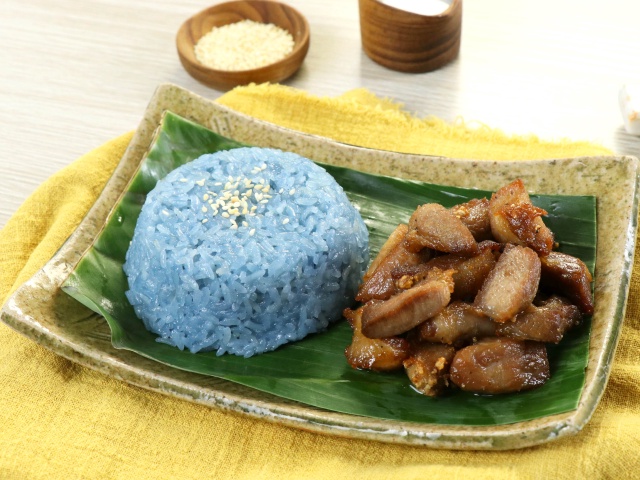Xôi Đậu Biếc Nước Cốt Dừa Và Thịt Chiên