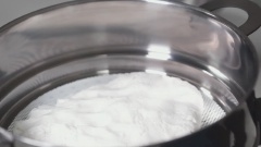 Cho muối vào bột gạo cùng 15ml nước sôi và trộn thật đều. Chế tiếp một chút sôi nữa vào trộn đều lên cho đến khi thành khối bột dẻo mịn. Ấn hơi dẹt khối bột rồi cho vào nồi hấp ở lửa vừa trong khoảng 30 phút.