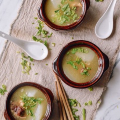 Canh xương đuôi bò thanh mát, bổ dưỡng với vị ngon tuyệt diệu dành cho cà nhà bồi bổ vào những ngày cuối tuần nghỉ ngơi sẽ rất tuyệt đấy. Các chị mẹ đừng ngần ngại mà lưu lại công thức và làm cho mọi người ăn nhé.