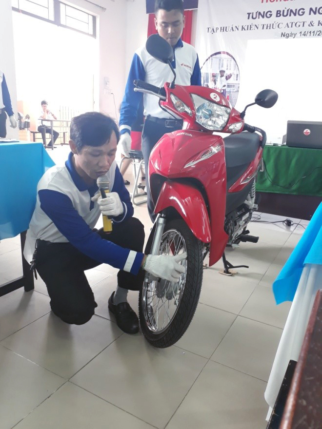 Nhân viên Honda Tâm Phong hướng dẫn kiểm tra xe trước khi dùng