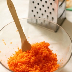 Chuẩn bị tất cả nguyên liệu. Bật lò nướng ở 180ºC. Hạt dẻ rang hoặc nướng chín, băm nhỏ hoặc giã dập. Cà rốt gọt vỏ, bào vụn.