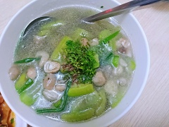 Canh mướp nấu nấm có vị ngọt thơm, thêm chút ngò rí và tiêu sẽ thơm ngon hơn rất nhiều. Không chỉ thế canh là món chay thanh mát, đầu đủ dưỡng chất cho ngày chay.