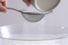 Lòng trắng trứng, 1 muỗng cà phê nước cốt chanh cho ra bát, dùng máy đánh cho đến khi trứng bông lên. Tiếp đó, cho 100g đường bột vào bát lòng trắng trứng (đổ đường qua rây), dùng máy đánh cho đến khi đường tan, trứng bông xốp. Chia hỗn hợp trứng đã đánh ra 2 bát. Một bát thêm bột matcha, bát còn lại thêm bột cacao, dùng thìa hoặc đũa trộn thật đều cho đến khi bột sánh mịn và tạo thành 1 hỗn hợp đồng nhất.