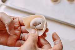 Cách làm hoành thánh chiên: Dùng muỗng cà phê, múc 1 muỗng nhân đầy cho vào lá hoành thánh, gấp lại, dùng ít nước dán mép bánh lại. Kéo hai góc bánh lại để tạo hình nữa là hoàn tất.