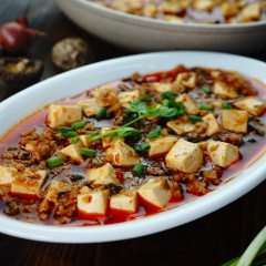 Đảo đậu nhẹ tay cho đậu thấm sốt và không bị nát. Để lửa sôi khoản 5 phút thì tắt bếp, dọn ra dĩa, rắc thêm hành ngò và thưởng thức.