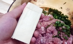 Thịt heo mua về bạn làm sạch sau đó băm nhuyễn hoặc dùng máy xay nhuyễn nhé! Hành lá rửa sạch rồi cắt nhỏ. Đậu hũ miếng bạn dùng giấy thấm khô rồi lấy nĩa dầm nát, tai nấm mèo rửa sạch rồi cắt nhuyễn.