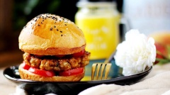 Với hướng dẫn làm nhân thịt chiên ngon lành trên đây thì món Hamburger kẹp thịt băm chiên béo ngậy sẽ luôn sẵn sàng phục vụ cho những bữa sáng ngon lành của nhà nhé! Dùng kèm thêm 1 lý nước ép trái cay chua chua nữa là hài hòa.
