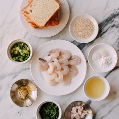 Cho mỡ heo vào cối xay, xay nhuyễn. Tiếp theo, thêm tôm, ngò, hành lá, gừng, dầu mè, đường, muối, bột bắp và lòng trắng trứng vào, xay đến khi hỗn hợp thật mịn.