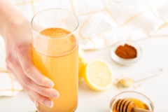 Nước quế chanh gừng detox không chỉ tốt cho sức khỏe nhờ vào gừng, bột quế và nước chanh mà nó còn chứa hàm lượng chất giúp thải được lượng lớn chất độc ra khỏi cơ thể. Vì vậy, bạn hãy nhanh chóng lưu lại công thức ngay để có một sức khỏe tốt nha.