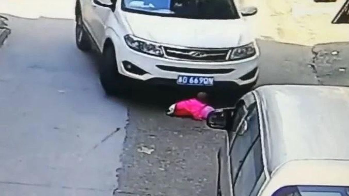 Bị ô tô cán qua 2 lần, bé gái chỉ trầy xước nhẹ - Tạp chí Doanh Nghiệp Việt Nam