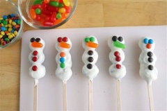 Sau đó mình dùng các hạt chocolate m&m và kẹo trang trí mắt mũi miệng cho người tuyết. Cho tất cả vào tủ lạnh chừng 30 phút là được.