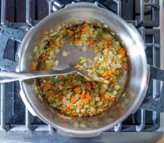 Đun nóng 2 muỗng canh dầu ăn rồi cho hành tây, cà rốt và cần tây vào xào mềm thì thêm tỏi nướng, 1/2 muỗng cà phê muối và 50g đường.