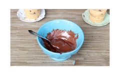 Cho chocolate vào lò, quay tan chảy, quết đều 1 lớp chocolate vào bên trong chiếc cốc.