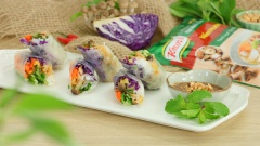 Dĩa gỏi cuốn ngũ sắc rực rỡ sắc màu rất thích hợp để làm nổi bật mâm cơm chay gia đình bạn, hoặc đơn giản là trở thành một món ăn thú vị cho thực đơn giải ngấy sau những ngày tết. Từng cuốn gỏi thanh mát chấm cùng nước sốt bơ đậu phộng béo thơm, sẽ rất ngon và hài hòa đấy.