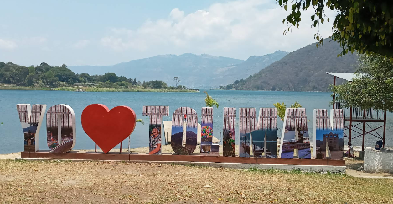 Vista del lago y volcán Tolimán desde San Lucas