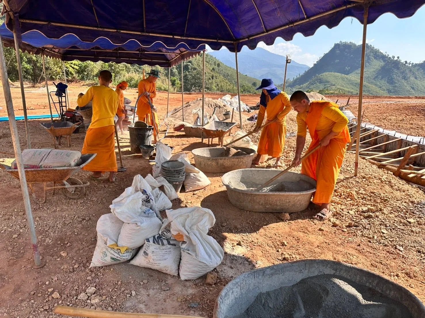 ภาพประกอบ ร่วม 2 เดือนกว่าแล้ว ที่พระภิกษุ สามเณร วัดบ้านขุน รวมทั้งพี่น้องบนดอยหลาย ๆ หมู่บ้าน ได้มาช่วยกันทำบันไดขึ้นเจดีย์น้อยดอยสวรรค์วัดแม่ขิง และทำลานเจดีย์ รวมทั้งช่วยกันเทปูนบนลานชั้