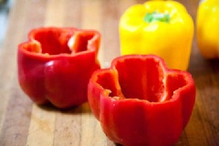 Húng quế rửa sạch, băm nhỏ. Ớt chuông rửa sạch, cắt 1/3 phía trên đầu trái ớt chuông, bỏ ruột. Bật trước lò nướng ở nhiệt độ 200 độ C. Đầu tiên, cho thịt heo bằm vào tô cùng tiêu, muối, lá oregano khô, húng quế băm, trộn đều.
