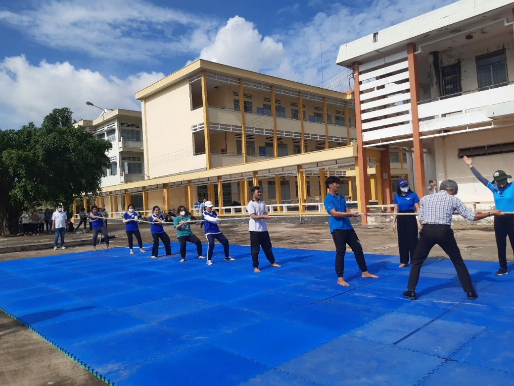 Với tinh thần thể thao sôi nổi, đội thi đến từ các bạn đoàn viên, sinh viên Trường DLA đạt giải nhất ở cả 2 môn thi