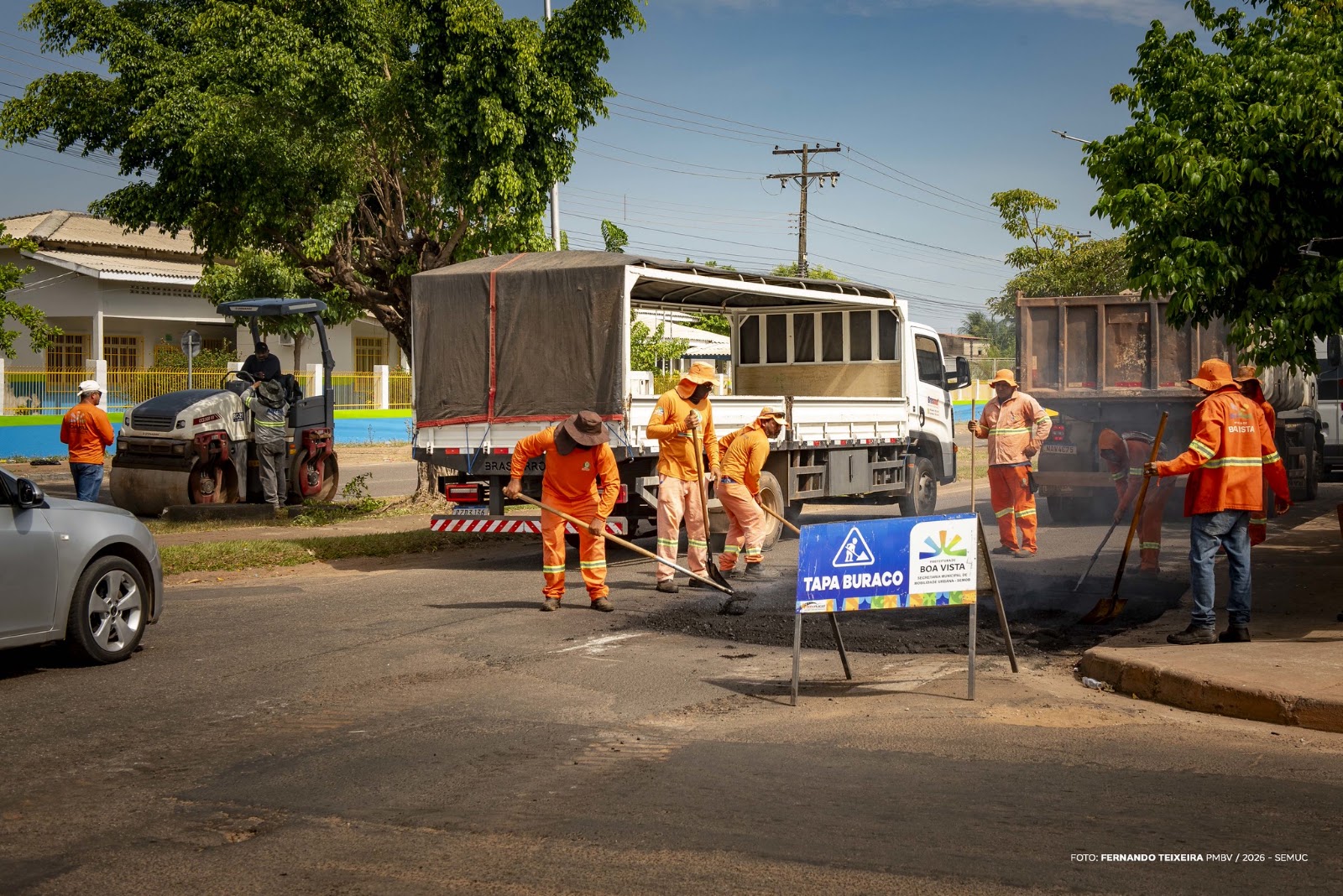 Equipe de manutenção asfáltica realiza reparos noturnos em via urbana do bairro Jóquei Clube em Boa Vista Roraima.