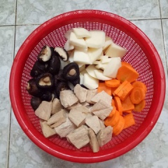 Sườn non chay, nấm đông cô ngâm mềm, rửa sạch, vắt ráo, sườn non cắt ra làm 4. Cà rốt, củ sắn cắt lát như hình.