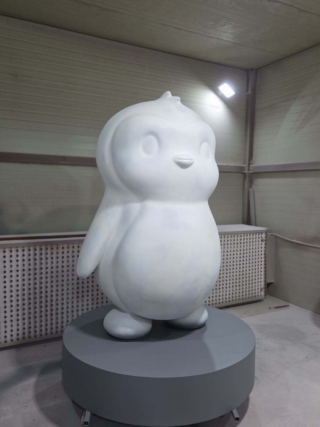 카페 입구 FRP 동물 조형물 제작 과정, 도색 전 곡면 이음매와 표면을 매끄럽게 다듬어 마감 품질을 잡는 공정 — 하오팩토리 제작·설치