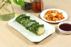 Chỉ cần một chút tỉ mỉ các bạn đã có ngay những chiếc bánh xếp mandu Hàn Quốc xinh xắn và thơm ngon. Bánh xếp mandu Hàn Quốc thưởng thức khi bánh còn nóng hổi, chấm nước tương chua ngọt và kèm kim chi cay cay thật tuyệt. Cùng vào bếp trổ tài sự khéo léo của bạn với món bánh xếp mandu Hàn Quốc nhân tôm nấm hấp dẫn này cho những bữa ăn cuối tuần của gia đình nhé.