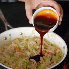 Cuối cùng là cho thêm sốt tương đen và nêm gia vị vào xào cùng đến khi hỗn hợp nóng mềm là được.