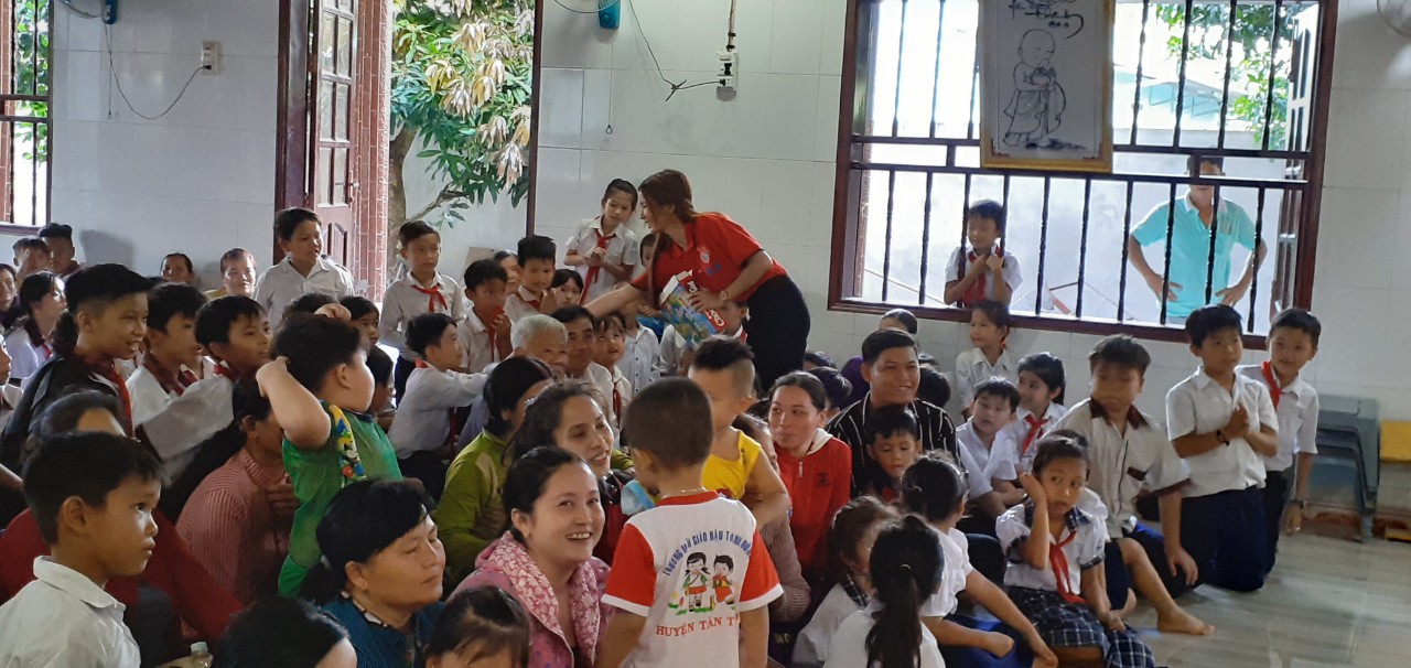 Đoàn Thanh niên Trường DLA cùng Ban hướng thiện Đạo làm con Unesco Việt Nam đã mang đến một trung thu ý nghĩa và ấm áp cho các em thiếu nhi