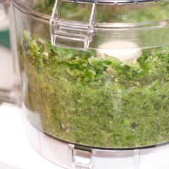 Hành tím lột vỏ, cắt nhỏ. Cà chua Tomatillos lột vỏ, cắt đôi. Ngò rí, các loại ớt rửa sạch, để ráo. Cho ớt Chile, ớt Jalapeno, cà chua, ngò rí, tỏi, hành tím vào máy xay thật nhuyễn mịn là hoàn thành rồi đó.