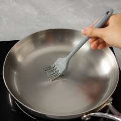 Bắc chảo lên để chảo nóng tầm 30 độ, dùng cọ phết lớp dầu thật mỏng trong chảo, sau đó múc một vá bột đổ vào chảo ( để nhiệt độ lửa nhỏ nhất) , khi mặt bánh ở trên có nhiều lổ khí thì đậy nắp lại nướng thêm 1 phút , rồi cho nhân dừa vào dùng sạn gập bánh lại và cho ra dĩa.