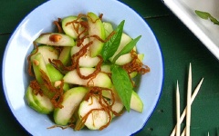 Cuối cùng, cho khô bò xé sợi, đậu phộng lên trên là món ăn đã hoàn thành. Cùng thưởng thức nhé!