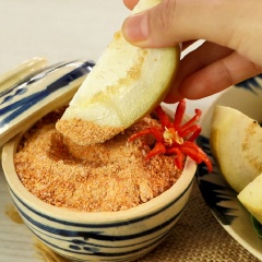 Cắt ổi thành miếng vừa ăn, và chấm với muối xào thì rất ngon. Ổi luộc vừa thơm, vừa mềm thêm chút muối ớt được xào dậy mùi thơm của tỏi, tôm khô và ớt, vừa thư giãn vừa nhâm nhi thì còn gì bằng