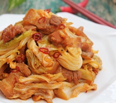 Cho bắp cải xào thịt ba chỉ ra đĩa, ăn với cơm nóng.