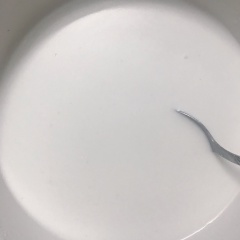 Chuẩn bị đầy đủ nguyên liệu như trên và làm sạch hết nguyên liệu. Bỏ 100gr bột gạo, 150gr bột năng, 1 xíu muối trộn đều đổ 200ml nước lọc, 100ml nước cốt dừa khuấy đều để 30 phút cho bột nở.