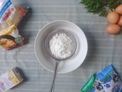 Rây mịn bột mì vào tô, tạo một lỗ hỏm ở giữa lần lượt thêm 20g đường, 2g muối, 5g men vào bột. Sau đó trộn đều hỗn hợp lên với nhau.