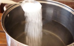 Cho ngũ vị hương, 1/2 muỗng cà phê muối, 1 muỗng canh đường trắng vào nồi cùng 1 lít nước, nấu sôi.