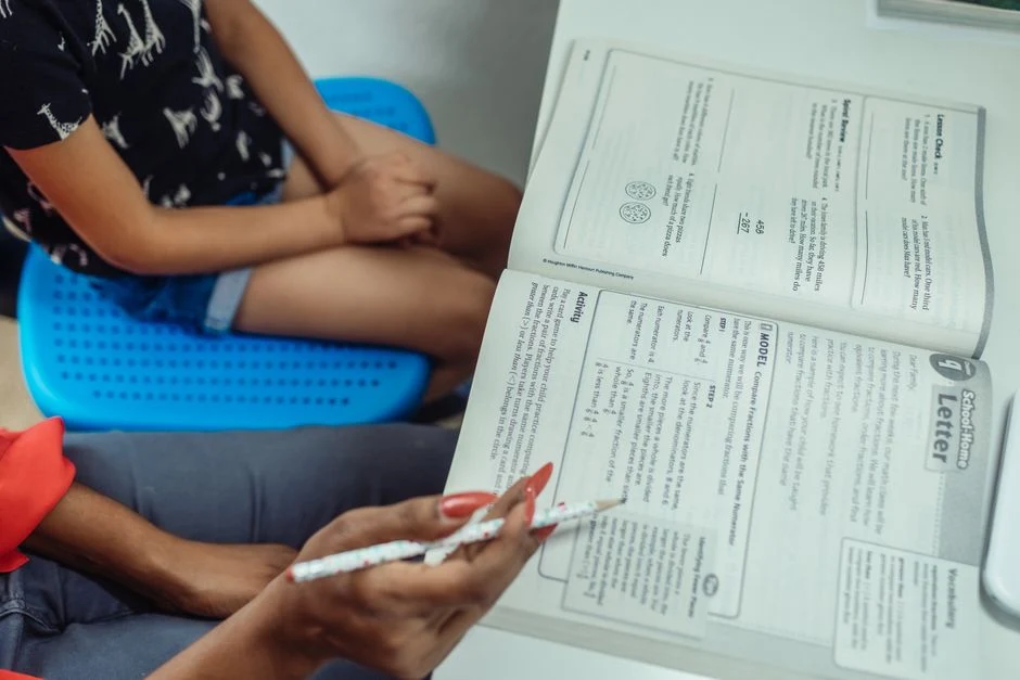 A Fraude nos Livros Didáticos: Apenas 4% do Material Escolar do Governo Tem Base Científica Comprovada