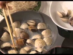 Tiếp theo, nêm gia vị 1 muỗng canh nước mắm, 1 muỗng canh đường trắng, 1 muỗng cà phê sa tế, 1 muỗng cà phê hạt nêm, 1 muỗng canh tương ớt, ớt cắt nhỏ cho vừa ăn, xào thêm 5 phút.