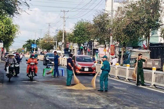 Bí thư phường cùng dân quân xử lý dầu loang giữa giờ cao điểm - Báo Văn hóa