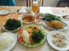 Ngoài giòn trong mềm. Chưa bao giờ thấy ngon như thế. Bún nhà làm càng ngày càng lên tay, kiểu này siêu thị thất nghiệp. Chan nước mắm chua ngọt rồi rau nữa, không ngán tí nào đâu.