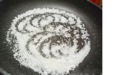 Cho 2 muỗng cà phê muối, 1 muỗng cà phê tiêu vào chảo, đảo đều nhanh tay khoảng 30 giây, cho ra chén nhỏ.
