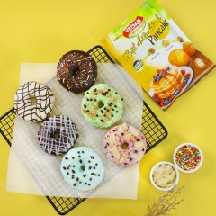 Cho món ra đĩa và thưởng thức những chiếc bánh donut xinh xắn đầy màu sắc. Khi ăn, bạn sẽ cảm nhận được miếng bánh giòn rụm cùng với một lớp socola ngọt ngào sẽ khiến cho bạn càng ăn càng mê. Như vậy với cách làm trên bạn chỉ cần dành một chút thời gian là đã có ngay một mẻ bánh donut thơm ngon cho gia đình bạn thưởng thức rồi đấy.