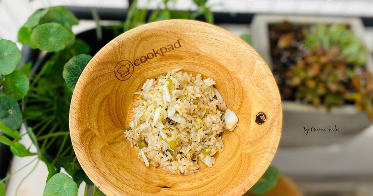 Cơm chiên ghẹ mix gia vị rắc rong biển