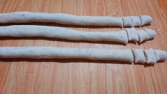 Nhào bột thành khối mịn, rắn, chia thành nhiều khối nhỏ, lăn bột thành sợi dài. Dùng dao cắt thành khối nhỏ dài 1 - 2 cm.