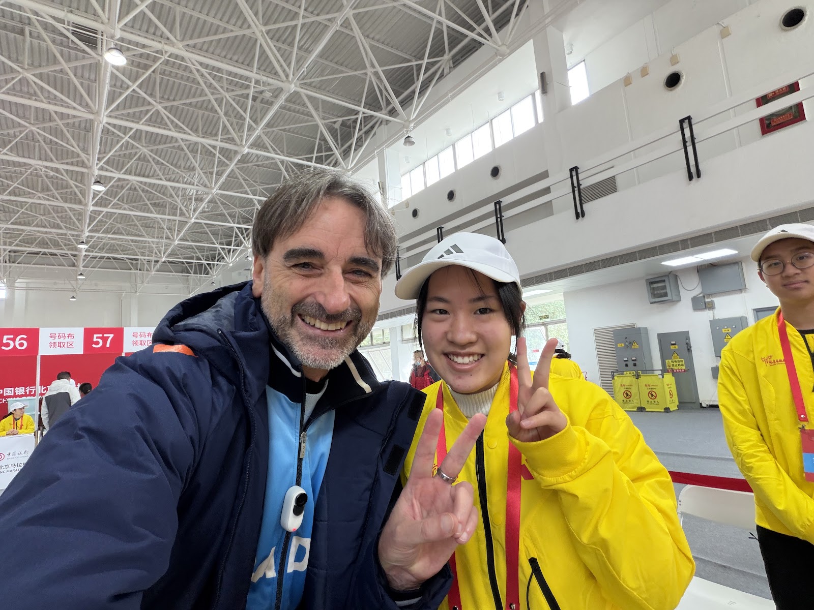 Kavarkes con voluntarios de la Beijing Marathon