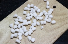 Trộn bột năng với nước đun sôi, tạo thành khối bột dẻo dai, sờ không dính tay. Nặn bột năng thành từng dải bột dài, dùng dao cắt dải bột năng thành từng viên trân châu nhỏ.