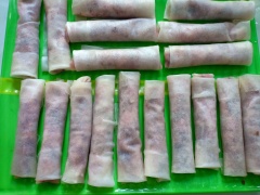 Cuộn thịt vào bánh tráng, kích cỡ vừa phải.