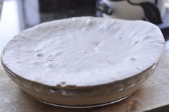 Cho vào lò nướng khoảng 45-60 phút ở 150 độ C. Chúng trở nên cứng cáp như thế này là được nhé! Đặt sang một bên.